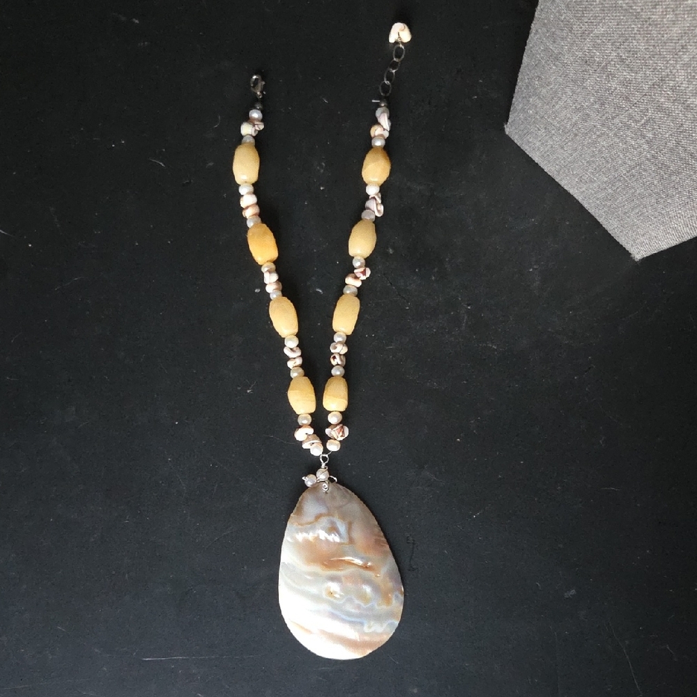 Elegant Shell Pendant Necklace